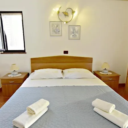 Ferienwohnung In Mit Grill, Garten Und Terrasse Appartamento Umago